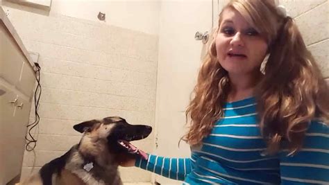 Chica teniendo sexo oral con un perro. 4:41. niña animal perro sexo follando perros. 